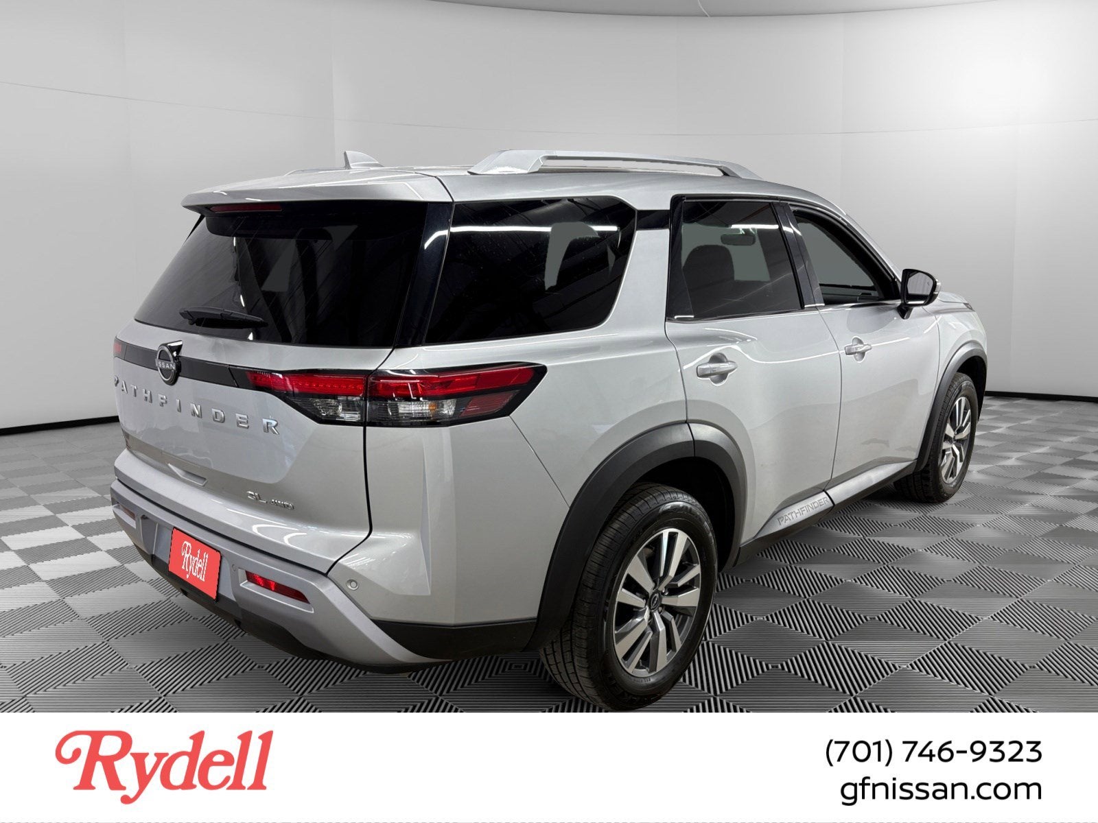 2025 Nissan Pathfinder SL